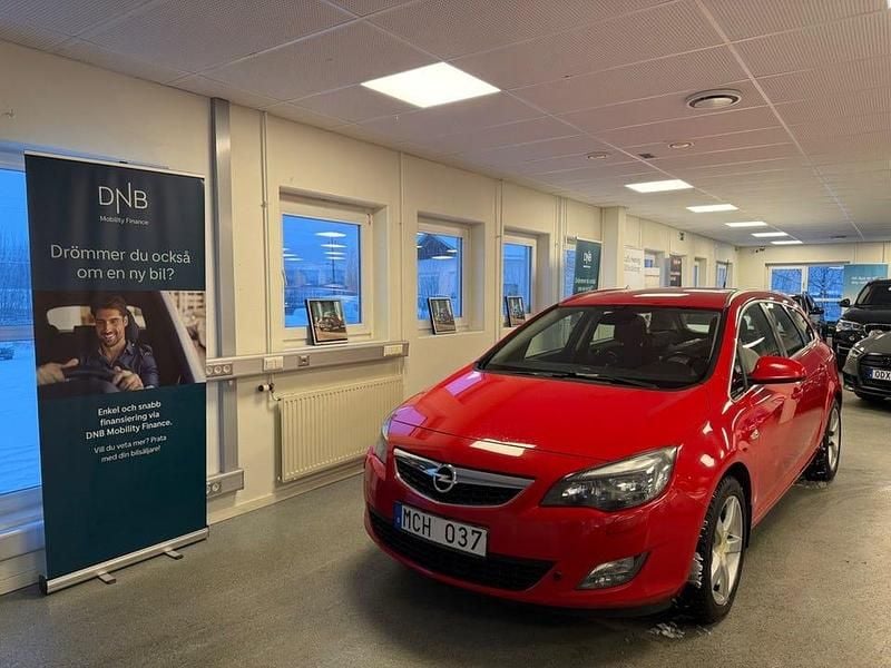 Röd Begagnad 2012 Opel Astra Enjoy Kombi | 39 900 kr (Marknadspris) - Bild 1/4