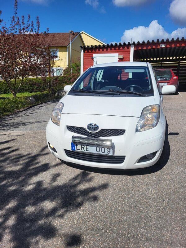 Vit Begagnad 2011 Toyota Yaris Halvkombi | 29 500 kr (Marknadspris) - Bild 1/4