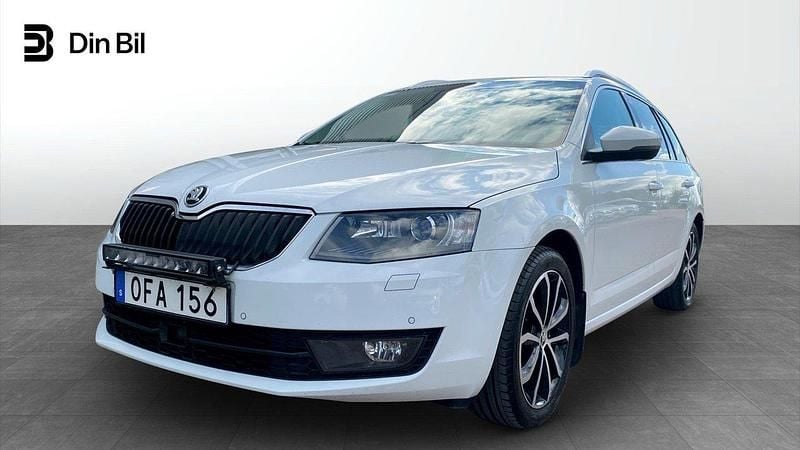 Vit Begagnad 2016 Skoda Octavia Style Kombi | 124 900 kr (Marknadspris) - Bild 1/4