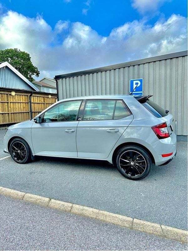 Grå Begagnad 2021 Skoda Fabia Monte Carlo Halvkombi | 153 000 kr (Marknadspris) - Bild 1/4