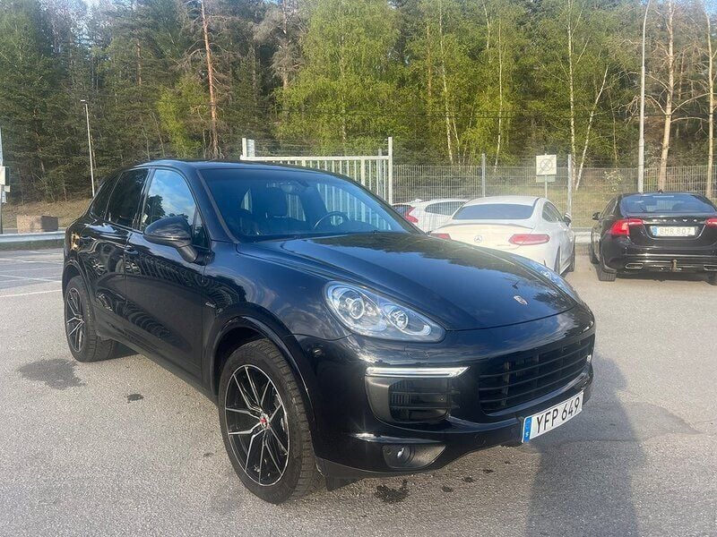 Svart Begagnad 2016 Porsche Cayenne SUV | 279 900 kr - Bild 1/4