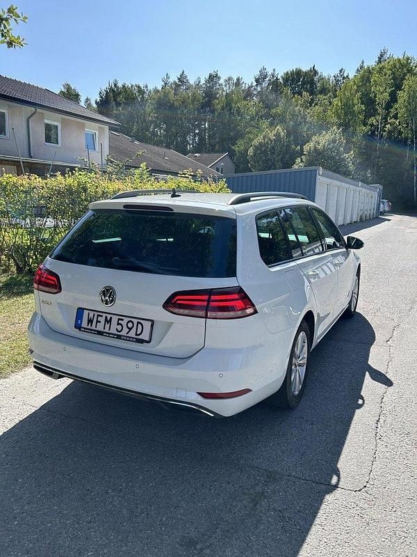 Vit Begagnad 2020 VW Golf VII GT Kombi | 230 000 kr (Marknadspris) - Bild 1/4