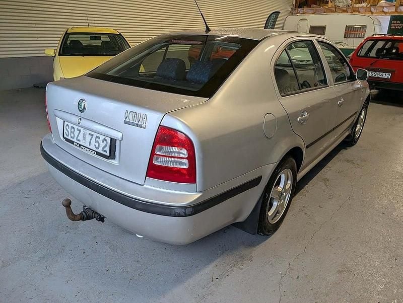 Begagnad Skoda Octavia Tour 102 HK (75 kW) 2000 Silver Halvkombi