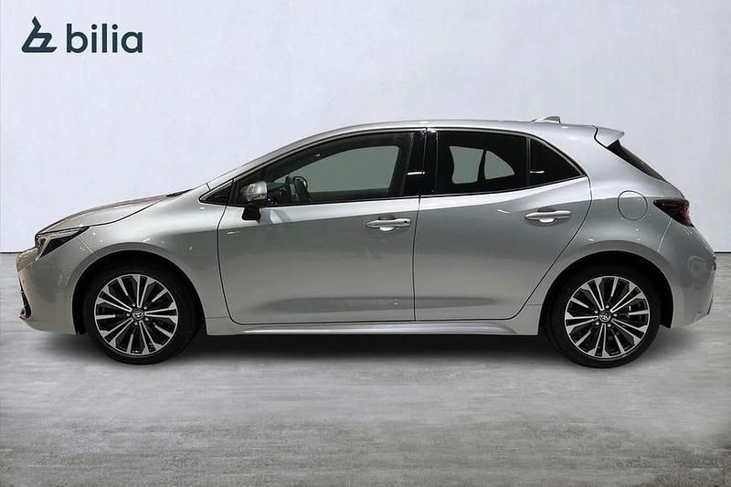 Begagnad Toyota Corolla Hybrid Style 141 HK (103 kW) 2024 Silver Halvkombi