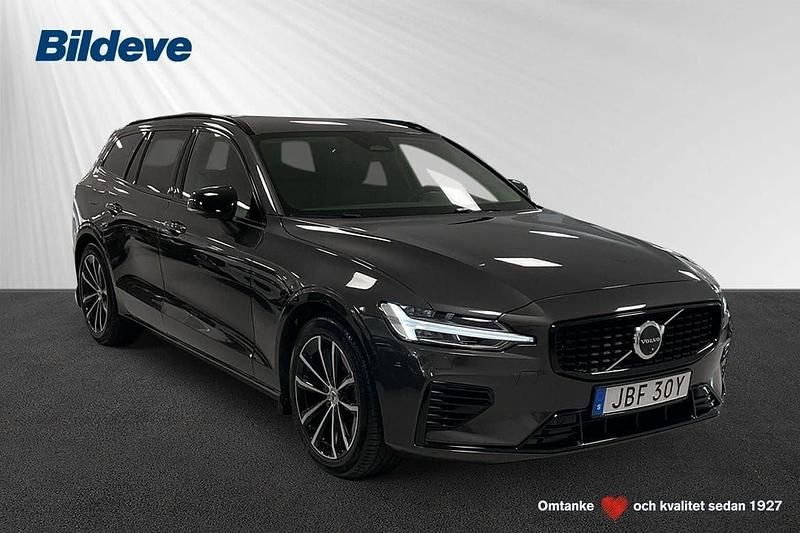 Grå Begagnad 2025 Volvo V60 Plus Kombi | 479 900 kr (Marknadspris) - Bild 1/4