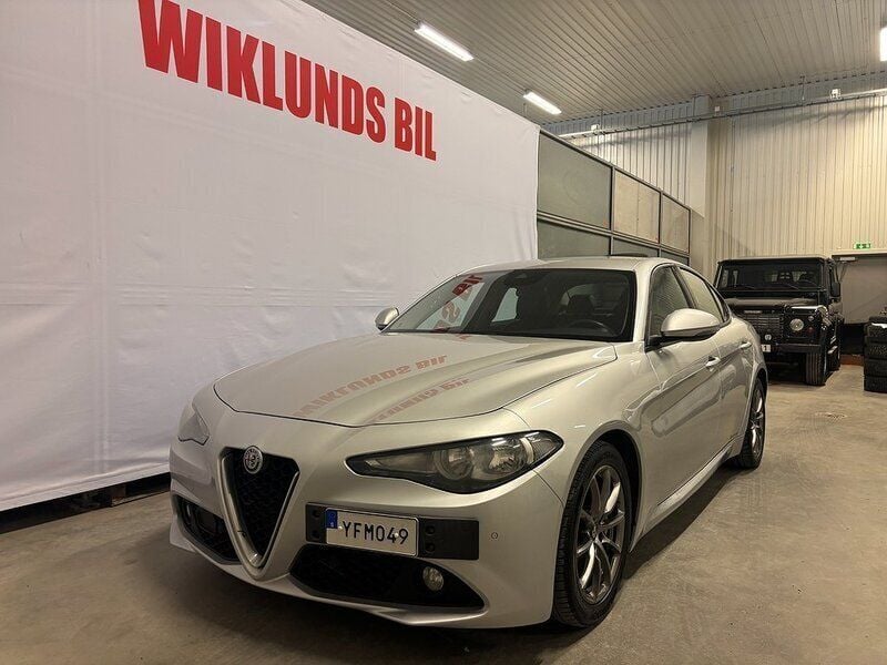 Silver Begagnad 2016 Alfa Romeo Giulia Super Sedan | 139 900 kr (Bra pris) - Bild 1/4