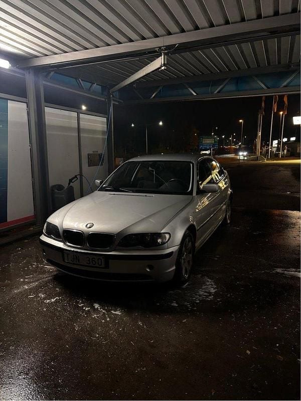 Grå Begagnad 2002 BMW 318 Sedan | 45 000 kr - Bild 1/4
