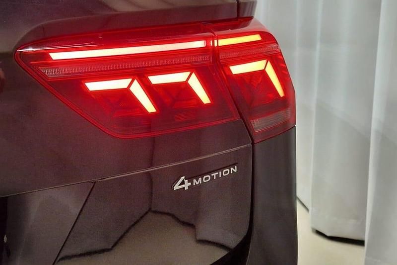 Begagnad VW Tiguan R-line 203 HK (149 kW) 2022 Svart SUV