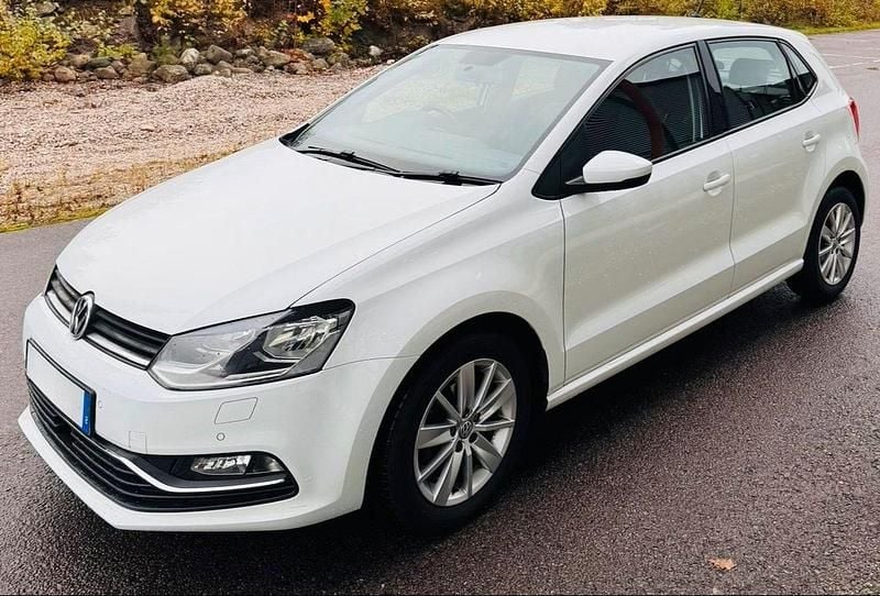 Vit Begagnad 2016 VW Polo Halvkombi | 94 000 kr (Marknadspris) - Bild 1/4