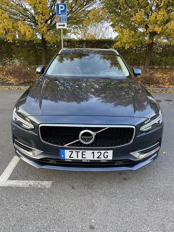 Blå Begagnad 2020 Volvo V90 Momentum Kombi | 300 000 kr (Superpris) - Bild 1/4