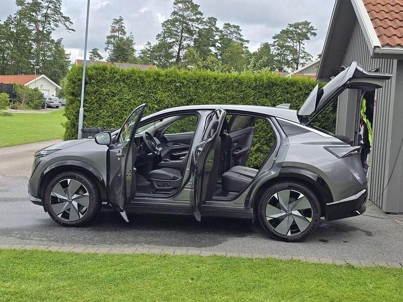 Grå Begagnad 2022 Nissan Ariya SUV | 205 488 kr - Bild 1/4