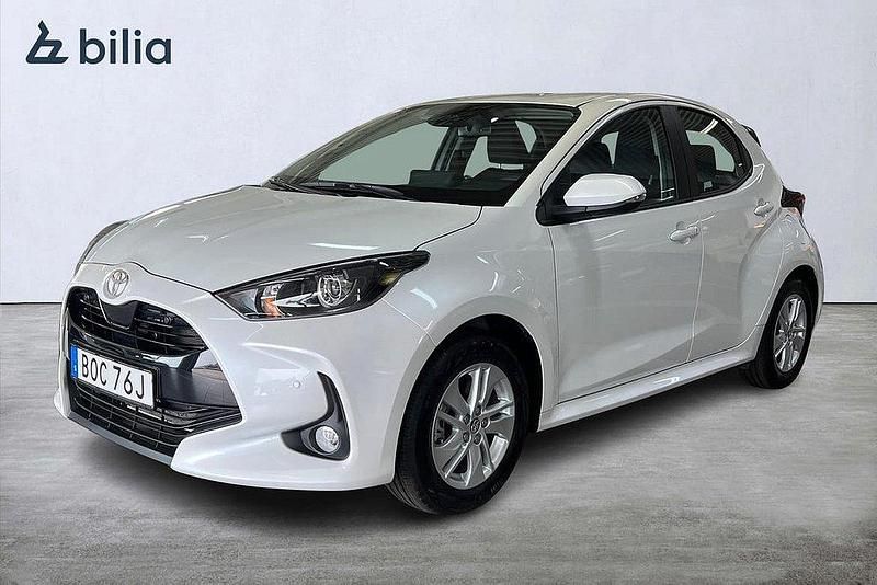 Vit Ny 2024 Toyota Yaris Hybrid Active Halvkombi | 259 900 kr (Marknadspris) - Bild 1/4