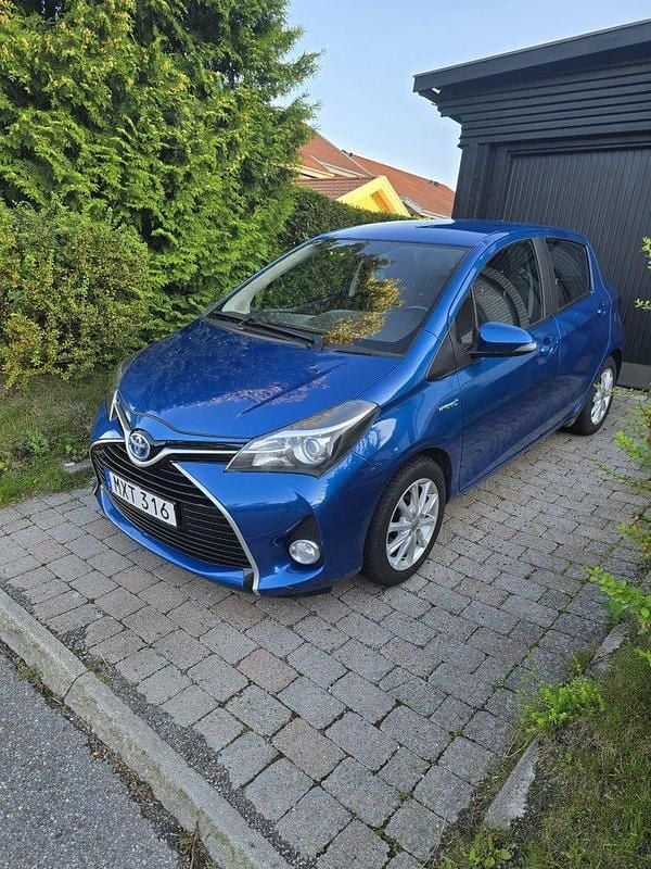 Blå Begagnad 2015 Toyota Yaris Hybrid Halvkombi | 125 000 kr (Marknadspris) - Bild 1/4