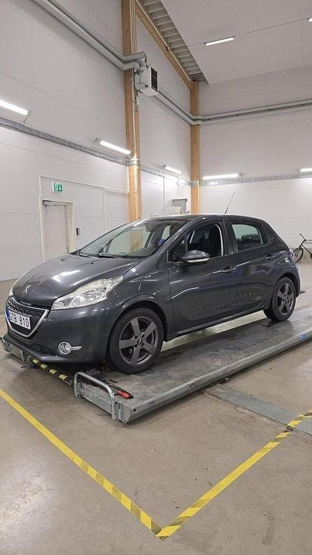 Grå Begagnad 2012 Peugeot 208 Halvkombi | 44 000 kr (Bra pris) - Bild 1/4