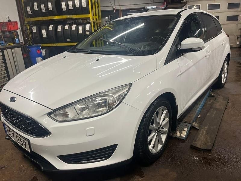 Begagnad 2016 Ford Focus Halvkombi | 69 000 kr (Marknadspris) - Bild 1/4