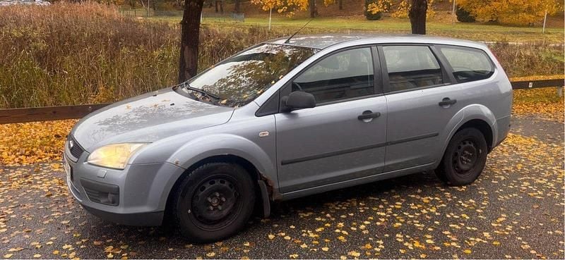 Blå Begagnad 2005 Ford Focus Kombi | 14 500 kr (Lite dyr) - Bild 1/4