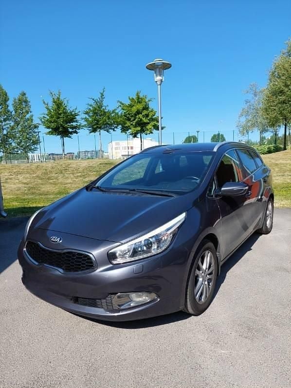 Grå Begagnad 2015 Kia Ceed Sportswagon Comfort Kombi | 109 000 kr (Marknadspris) - Bild 1/3