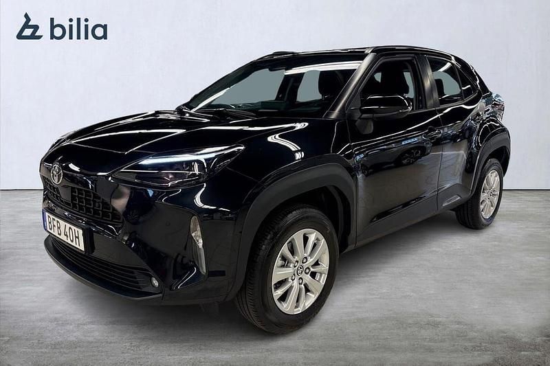 Svart Begagnad 2025 Toyota Yaris Cross Active SUV | 289 900 kr (Superpris) - Bild 1/3