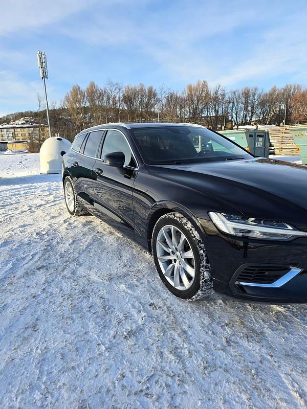 Begagnad Volvo V60 350 HK (257 kW) 2022 Kombi