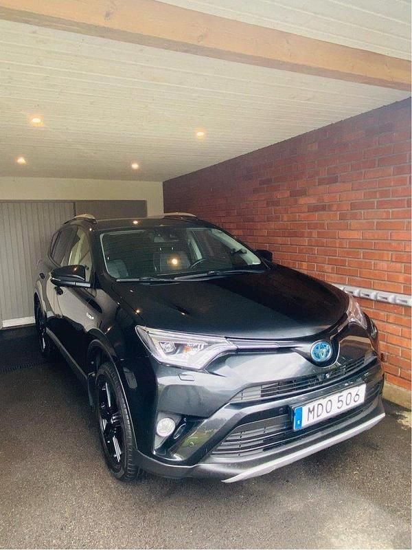 Svart Begagnad 2016 Toyota RAV4 Hybrid Executive SUV | 198 000 kr (Marknadspris) - Bild 1/4