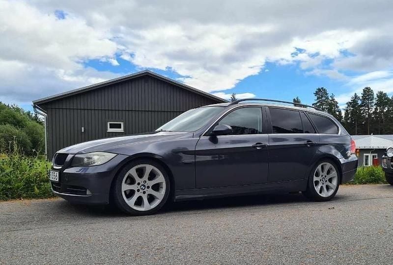 Grå Begagnad 2006 BMW 330 Comfort Edition Kombi | 50 000 kr (Superpris) - Bild 1/3