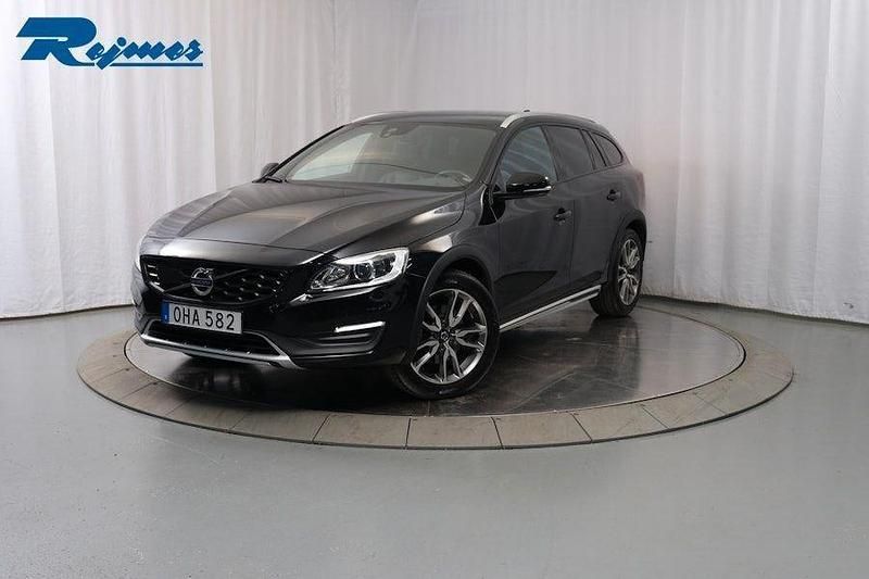 Svart Begagnad 2016 Volvo V60 CC Summum Kombi | 234 800 kr (Marknadspris) - Bild 1/4