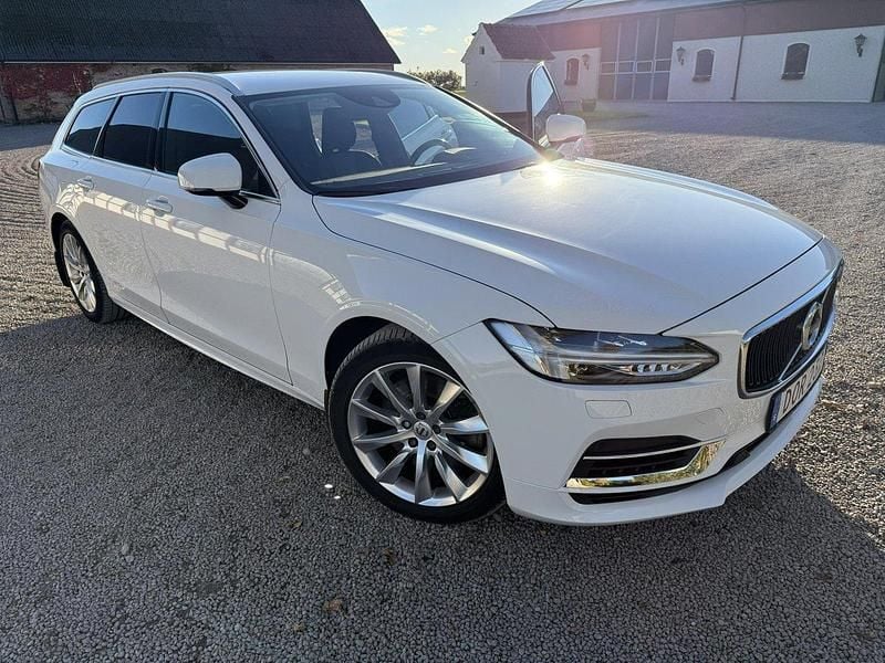 Vit Begagnad 2020 Volvo V90 Momentum Kombi | 249 000 kr (Bra pris) - Bild 1/4