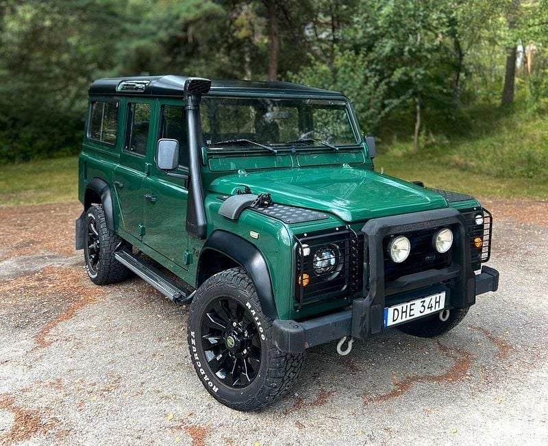 Mörkgrön (grön) Begagnad 2006 Land Rover Defender SUV | 419 000 kr (Marknadspris) - Bild 1/4