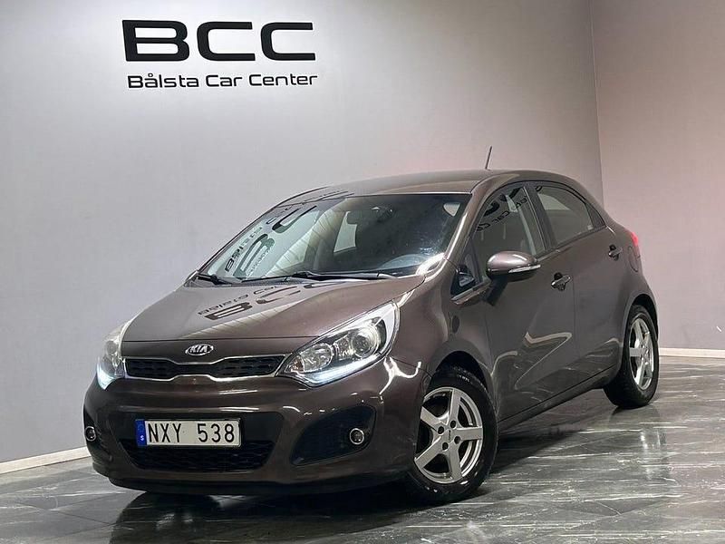 Brun Begagnad 2013 Kia Rio Halvkombi | 69 900 kr (Marknadspris) - Bild 1/3