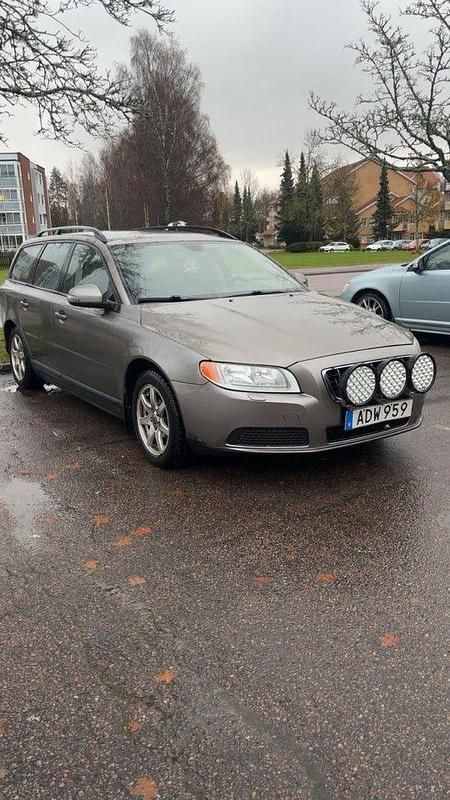 Grå Begagnad 2008 Volvo V70 Kinetic Kombi | 30 000 kr (Marknadspris) - Bild 1/2