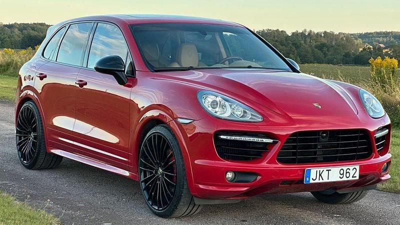 Röd Begagnad 2013 Porsche Cayenne Turbo S SUV | 299 900 kr - Bild 1/4