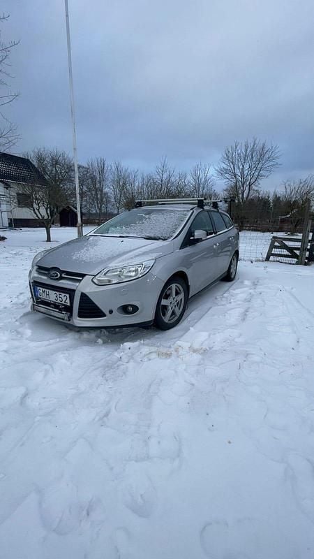 Grå Begagnad 2012 Ford Focus Kombi | 65 000 kr (Marknadspris) - Bild 1/4