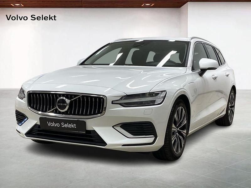 Begagnad Volvo V60 Core 355 HK (261 kW) 2024 Vit Kombi