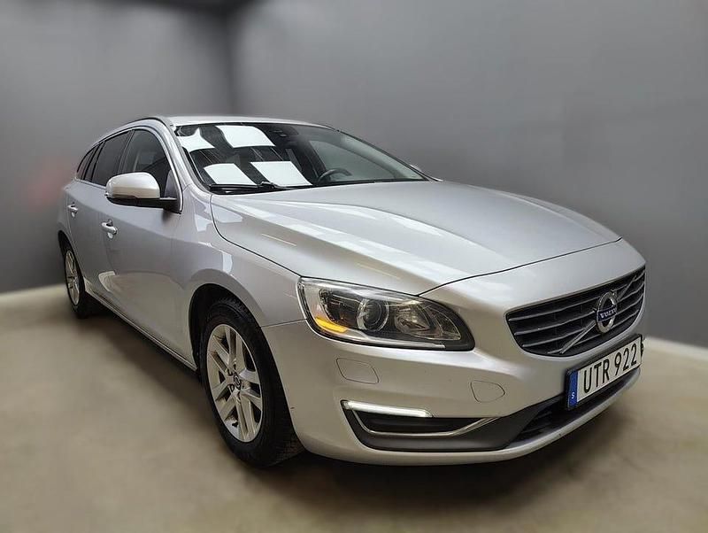 Silver Begagnad 2015 Volvo V60 Momentum Kombi | 84 900 kr (Marknadspris) - Bild 1/4
