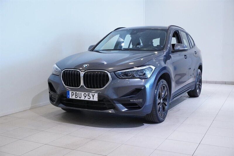 Grå Begagnad 2021 BMW X1 SUV | 269 900 kr - Bild 1/4