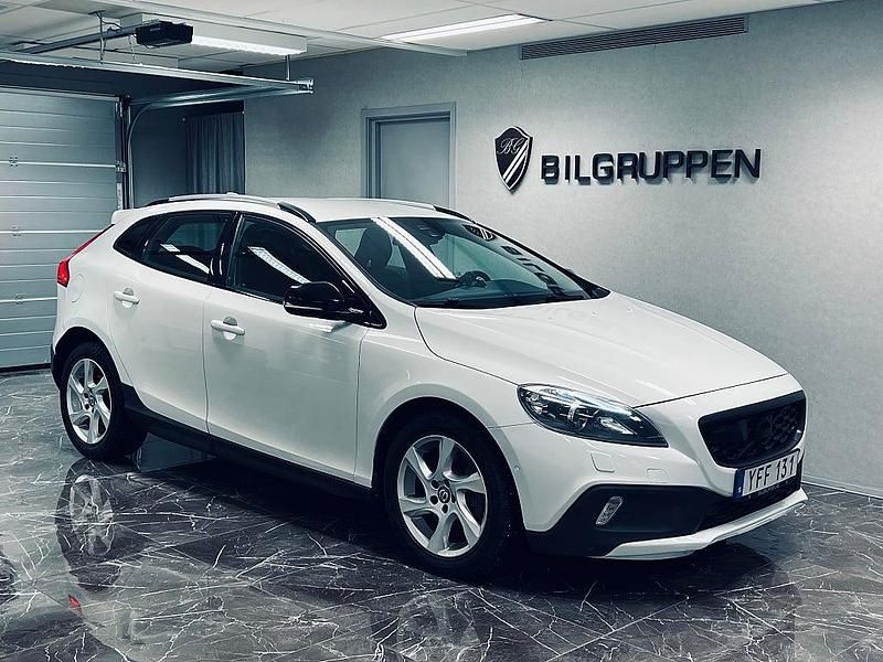 Begagnad Volvo V40 Momentum 150 HK (110 kW) 2015 Vit Halvkombi