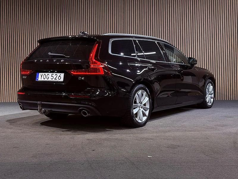 Begagnad Volvo V60 Momentum 190 HK (139 kW) 2018 Svart Kombi