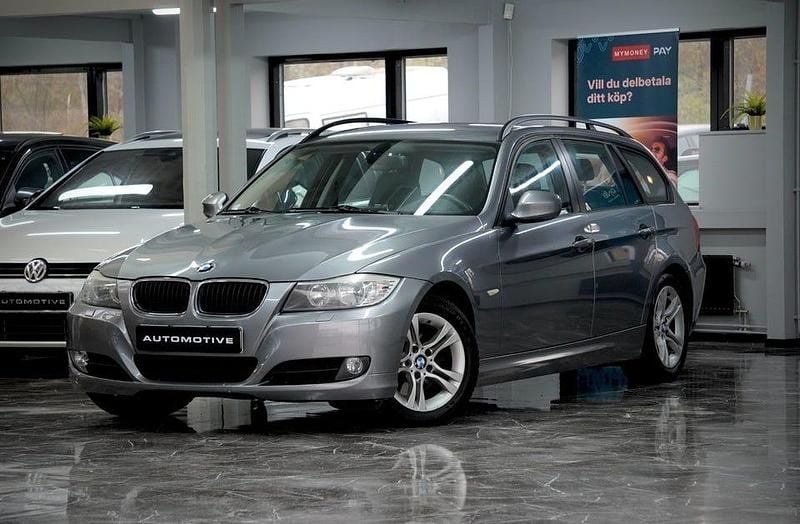 Grå Begagnad 2009 BMW 320 Comfort Edition Kombi | 69 900 kr (Marknadspris) - Bild 1/4