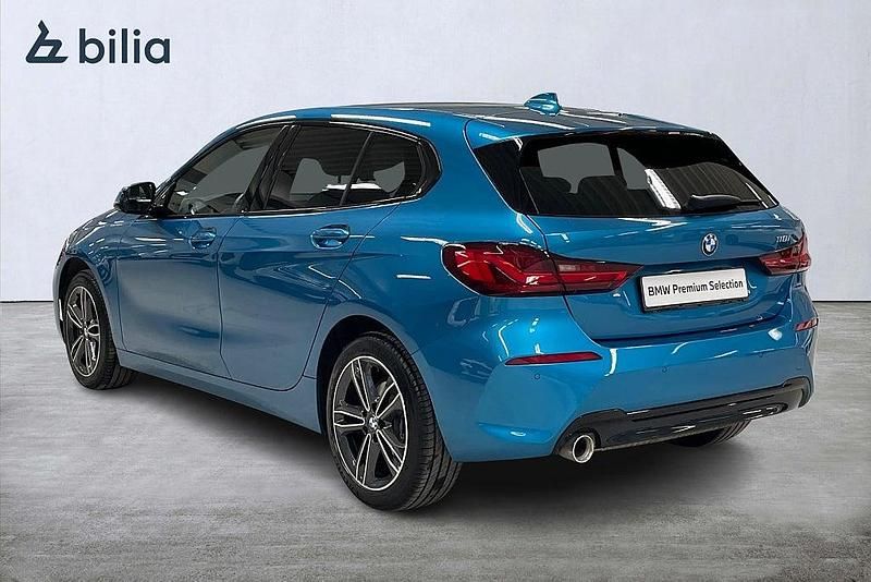 Begagnad BMW 118 Sport Line 136 HK (100 kW) 2022 Blå Halvkombi