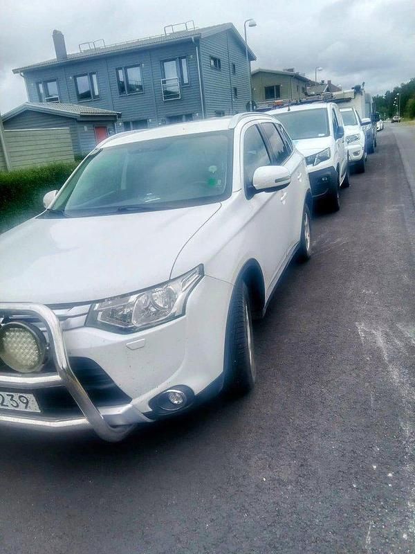 Vit Begagnad 2014 Mitsubishi Outlander Comfort Edition SUV | 124 000 kr (Dyr) - Bild 1/4