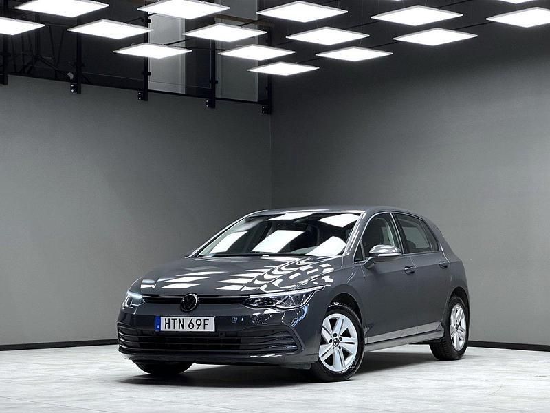 Grå Begagnad 2022 VW Golf VIII Halvkombi | 279 900 kr (Marknadspris) - Bild 1/3