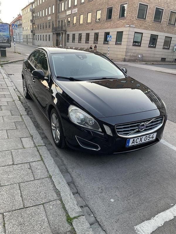 Svart Begagnad 2011 Volvo S60 Momentum Sedan | 70 000 kr (Marknadspris) - Bild 1/4
