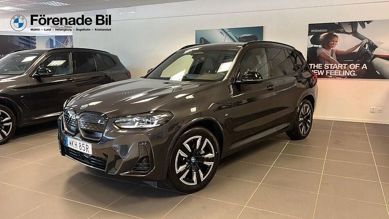 Grå Begagnad 2024 BMW iX3 SUV | 599 000 kr (Marknadspris) - Bild 1/4