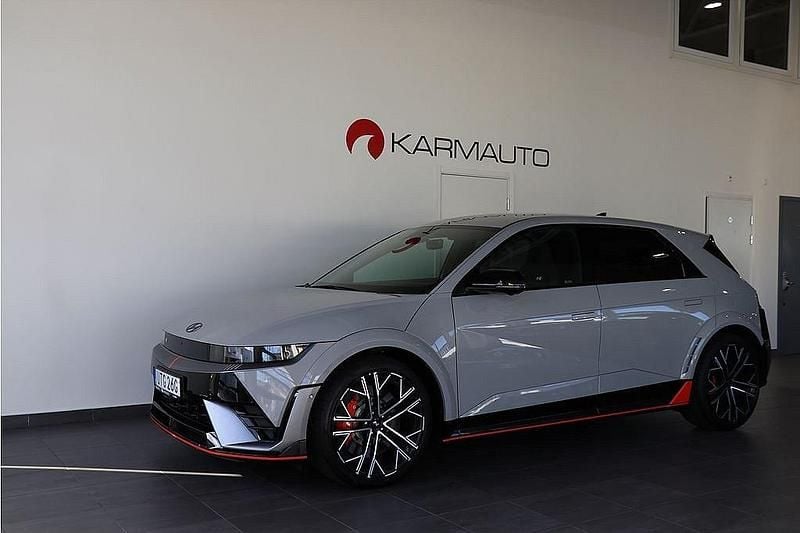 Grå Ny 2024 Hyundai Ioniq 5 SUV | 699 900 kr - Bild 1/4