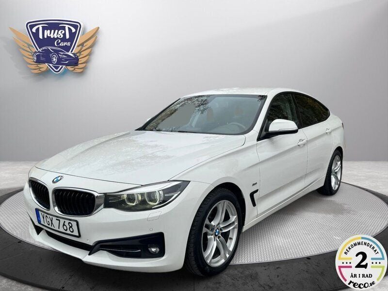 Vit Begagnad 2016 BMW 320 Gran Turismo Sport Line Halvkombi | 139 900 kr (Marknadspris) - Bild 1/4