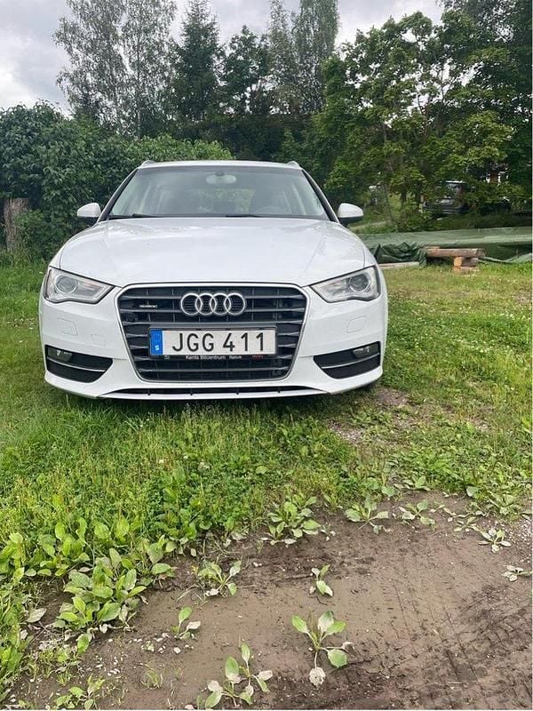 Vit Begagnad 2015 Audi A3 Sportback Ambition Halvkombi | 79 000 kr (Superpris) - Bild 1/4