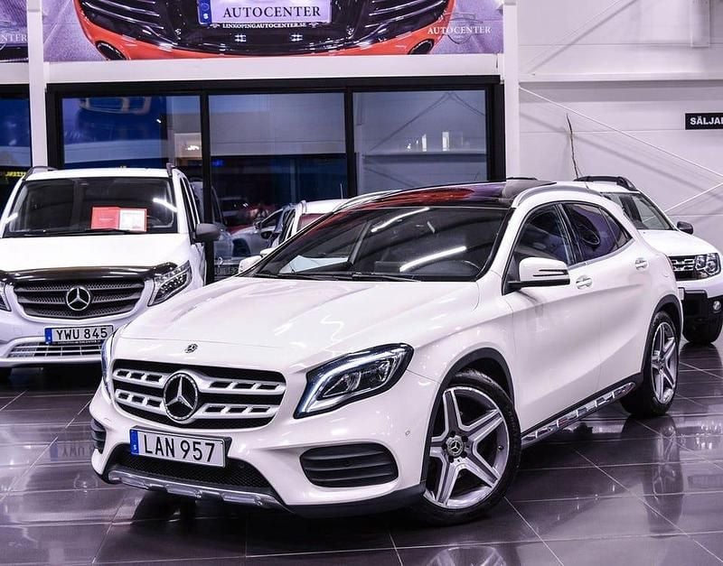 Vit Begagnad 2017 Mercedes GLA220 AMG SUV | 209 900 kr (Marknadspris) - Bild 1/4