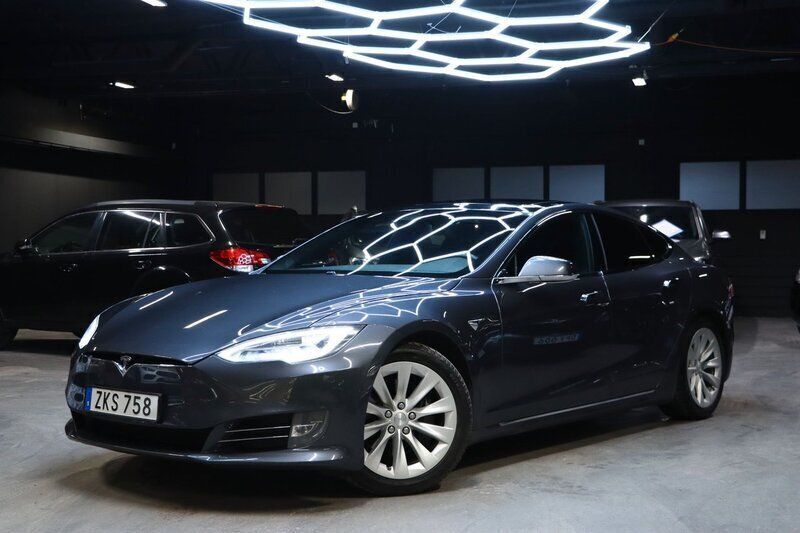 Grå Begagnad 2018 Tesla Model S Sedan | 259 900 kr (Marknadspris) - Bild 1/4