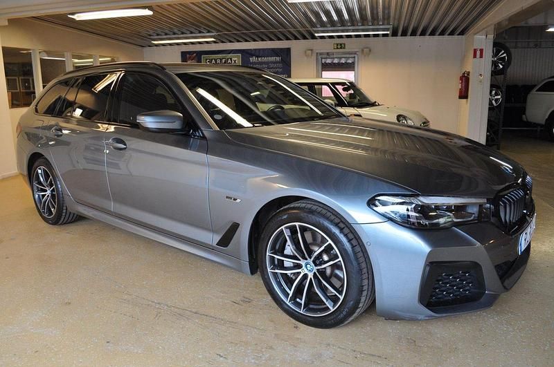 Blå (bluestone metallic) Begagnad 2022 BMW 530e M Sport Kombi | 419 000 kr (Lite dyr) - Bild 1/4
