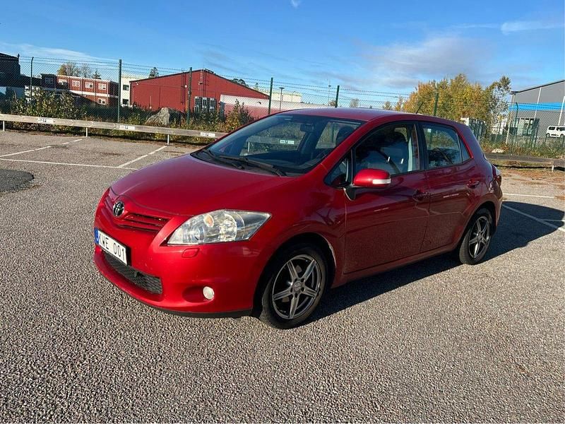 Röd Begagnad 2010 Toyota Auris Halvkombi | 47 000 kr (Bra pris) - Bild 1/4